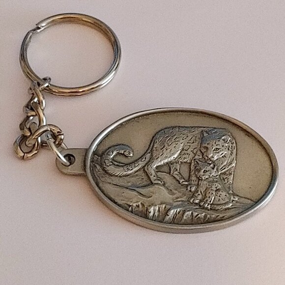 Vintage 1989 Seagull Pewter WWF Snow Leopard Keychain - Picture 1 of 3